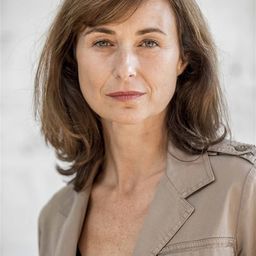 Sophie Fougère 飾演 The Prefect