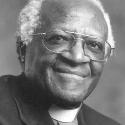Desmond Tutu 飾演 Self