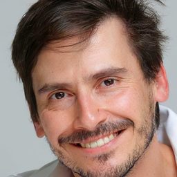 Álvaro Espinoza 飾演 Governor Manriquez