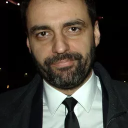 托馬士·曼德斯 飾演 Piotr