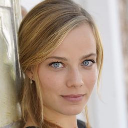 莎斯琪亞·羅森達爾 飾演 Christin