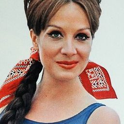 Rossella Como 飾演 Mi-Tzi-Ka