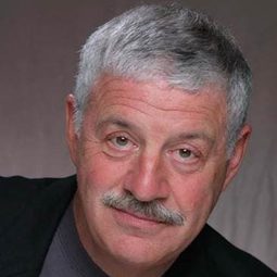 Paul Hecht 飾演 Tom