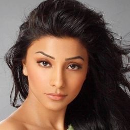 德帕爾·蕭爾 飾演 Naina Roy