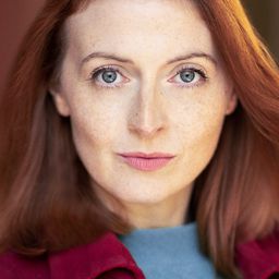 Stephanie Lodge 飾演 Katherine