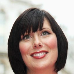 Karen Taylor 飾演 Connie Nicolson