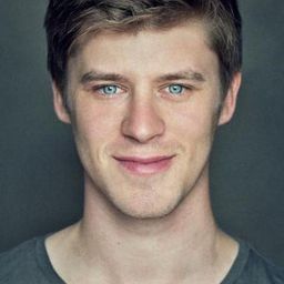 Luke Baker 飾演 Dean Paxton