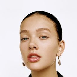 謝茜嘉亞歷山大 - 靈體盛宴演員 飾演Betsey