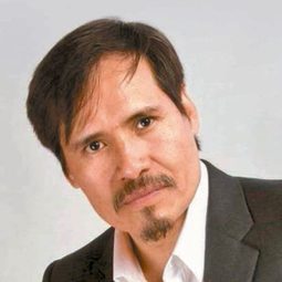 李奧納多·阿隆索 飾演 Policía