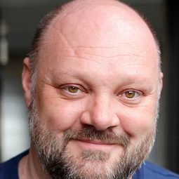 Daniel Fearn 飾演 Locksmith