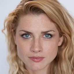 Lindsay Hicks 飾演 Chloe