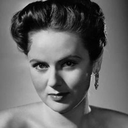 Nadia Gray 飾演 Amalia