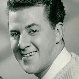 Bernard Braden 飾演 Davis the News Editor