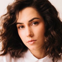 希美娜·羅莫 飾演 Max