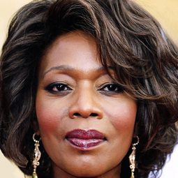 艾菲活特 飾演 Self - Narrator