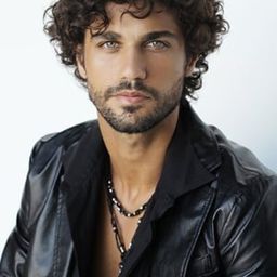 Bruno Cabrerizo 飾演 Vítor