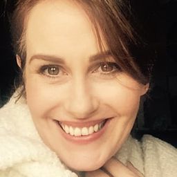 Moya Farrelly 飾演 Andrea