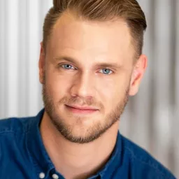 Matthew Ryan Burnett 飾演 Aaron Klak