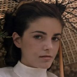 Karen Robson 飾演 Irma Leopold