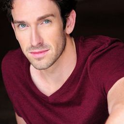 Vincent Dangerfield 飾演 Greg Williams