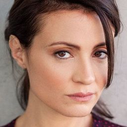 Valentina Acca 飾演 Luisa