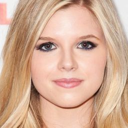 Ana Mulvoy-Ten 飾演 Vayla