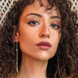 Rosaline Elbay 飾演 Christine