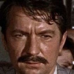 Peter Bayliss 飾演 Lord Alex Grant