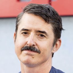 Brian Kavanaugh-Jones 飾演 French Police Officer