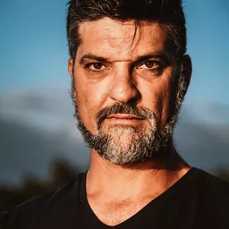 Morad Azzaaoui 飾演 Michael