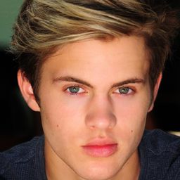 Samuel Braun 飾演 Ethan