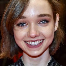 Julia Sarah Stone 飾演 Mina