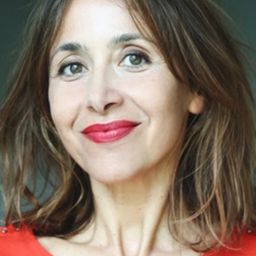 Lucía Sánchez 飾演 Mme Dos Santos