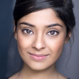 迪妮塔·戈希爾 飾演 Viola