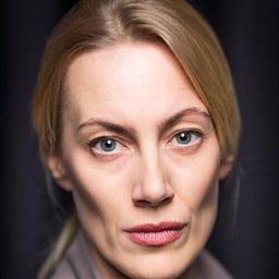 Sara Lewerth 飾演 Sanna