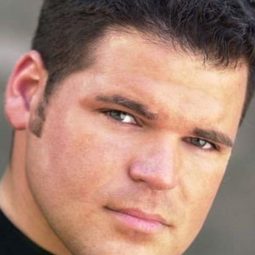 Greg D'Agostino - 火車站上的愛情演員 飾演Coach George Push