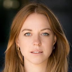 艾莉·懷特 - 旺卡演員 飾演Gwennie, Mistress of the Keys