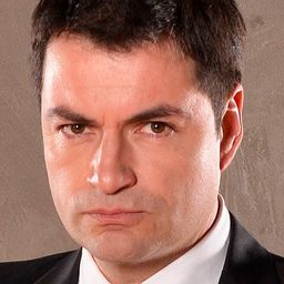 Victor Montero - 流亡詩人聶魯達演員 飾演Rubén Azócar