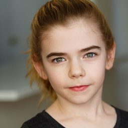 瑪蒂達·勞勒 - 驚弓之島演員 飾演Emily