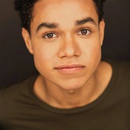 Miles Gutiérrez-Riley 飾演 Simon