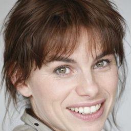 Anne Le Guernec 飾演 Adelaide