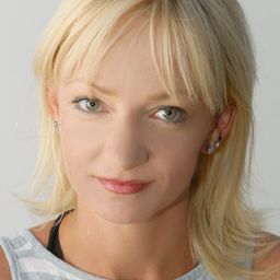 Bozó Andrea 飾演 Krisztina Gréta