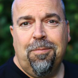 Andy Pandini 飾演 Claussen