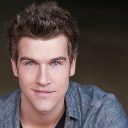 Ben Bledsoe 飾演 Artemis (voice)