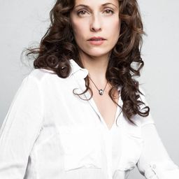 Yuriria del Valle 飾演 Victoria