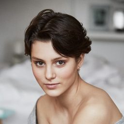 Ruby Dagnall 飾演 Aline Amundsen