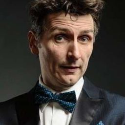 Frank Woodley 飾演 Signer