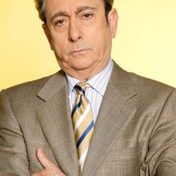 Luis Varela 飾演 Manuel (Veterinario)