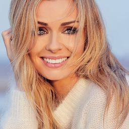 Katherine Jenkins 飾演 Self