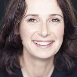 Madeleine Lynch 飾演 Sally